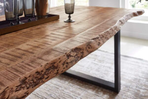 Wie pflegt man einen Baumkantentisch bzw. Massivholzmöbel? 1 Baumkanten-Tischplatte aus Mangoholz