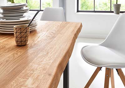 Massivholzmöbel vor Hitze und Feuchtigkeit schützen 3 Massivholz-Esstisch