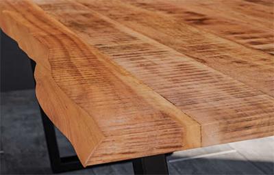 Den Esstisch an Silvester und Feiertagen stilvoll in Szene setzen 2 Esstisch aus Mango-Holz - ausdrucksstark