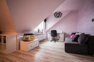 Bildquelle: © Photographee.eu/shutterstock.com Kleine Räume und Dachschrägen - besser kleinere Möbel