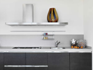 Bildquelle: © adpePhoto/shutterstock.com kleine Räume - Küchen mit dunklen Unterschränken verwenden