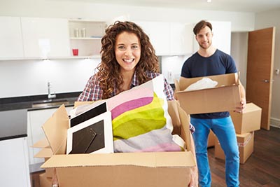 Bildquelle: © Monkey Business Images/shutterstock.com gemeinsame Wohnung - zusammenziehen